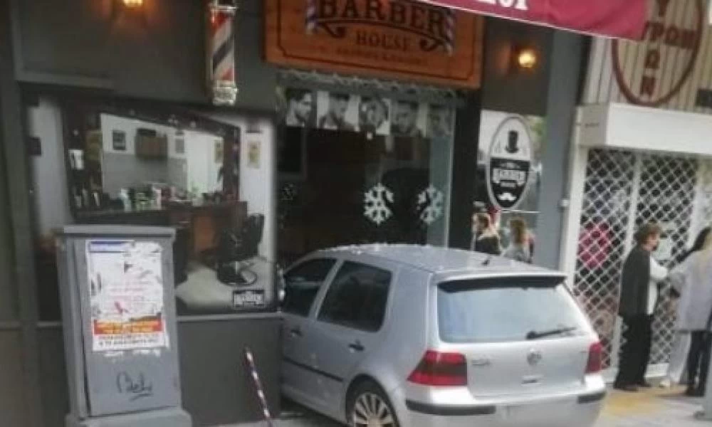 Αυτοκίνητο στον Κορυδαλλό σφηνώθηκε σε κουρείο